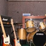 Maksiat Telinga: Mendengarkan Musik