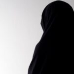 Hujjah (alasan) orang yang membolehkan membuka wajah berikut bantahannya