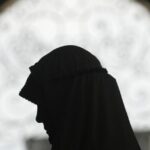 Tidak Berihdadnya Seorang Istri Atas Suaminya Pada Masa Yang Dituntut, Dan Keluarnya Dia Dari Rumahnya Di Masa Ihdad